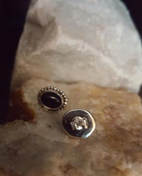 Cargar imagen en el visor de la galería, Ohrstecker schwarz Stein Onyx oval Rand Zopfmuster 925 Sterlingsilber
