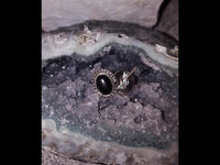 Cargar imagen en el visor de la galería, Ohrstecker schwarz Stein Onyx oval Rand Zopfmuster 925 Sterlingsilber
