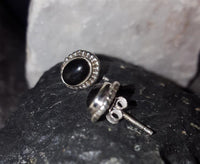 Cargar imagen en el visor de la galería, Ohrstecker schwarz Stein Onyx oval Rand Zopfmuster 925 Sterlingsilber
