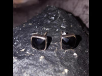 Cargar imagen en el visor de la galería, Ohrstecker Onyx Quadrat 8 mm 925er Sterlingsilber Rand facettiert schwarz gewölbt
