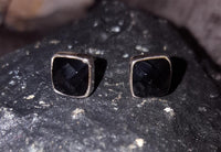 Cargar imagen en el visor de la galería, Ohrstecker Onyx Quadrat 8 mm 925er Sterlingsilber Rand facettiert schwarz gewölbt

