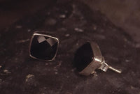 Cargar imagen en el visor de la galería, Ohrstecker Onyx Quadrat 8 mm 925er Sterlingsilber Rand facettiert schwarz gewölbt
