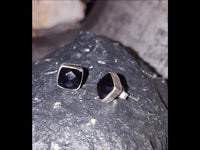 Cargar imagen en el visor de la galería, Ohrstecker Onyx Quadrat 8 mm 925er Sterlingsilber Rand facettiert schwarz gewölbt
