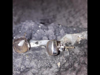 Cargar imagen en el visor de la galería, Ohrstecker Mondstein Quadrat 8 mm 925er Sterlingsilber Rand facettiert weiß gewölbt
