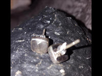 Cargar imagen en el visor de la galería, Ohrstecker Mondstein Quadrat 8 mm 925er Sterlingsilber Rand facettiert weiß gewölbt
