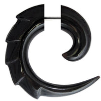 Cargar imagen en el visor de la galería, Tribal Horn Fake Piercing, Spirale mit eingraviertem Muster, schwarz, Buffalo Horn, 6mm Durchmesser, Schraubverschluss, Ohrstecker, Ohrring
