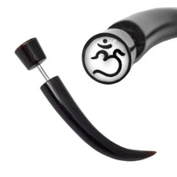 Cargar imagen en el visor de la galería, Buffalo Horn Fake Piercing leicht gebogen Spike schwarz weiß Om Ohrhänger Ohrstecker Ohrring
