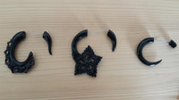 Load image into Gallery viewer, Fake Horn Piercing Hook Spirale Kralle handgeschnitzt schwarz Dehner Ohrring

