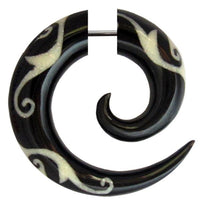 Load image into Gallery viewer, Fake Piercing, Horn Spirale, schwarz mit weißem Bone-Inlay, Expander, Ohrhänger, Ohrstecker, Ohrring
