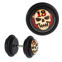 Load image into Gallery viewer, Fake Piercing Plug Tunnel Totenkopf böse Stirn Zahl 13 Gummiring 7 mm
