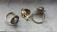 Load image into Gallery viewer, Messing Ringe Amethyst rund Seil Dreiecke antik golden verstellbar Tribal Schmuck
