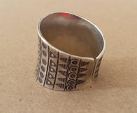 Load image into Gallery viewer, Massiver Silberring aus 925er Sterling Silber Thailandische Bergstämme Karen Stil Muster schwarz
