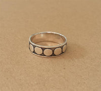 Load image into Gallery viewer, Silberring Ringe Punkte dunkel oxidiert aus 925er Sterling Silber Damen Silberschmuck
