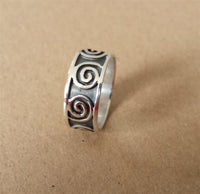 Load image into Gallery viewer, Silberring Muster Spiralen dunkel oxidiert 925er Sterling Silber Damen Silberschmuck Ringe
