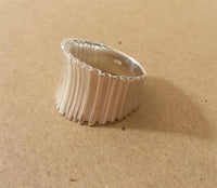 Load image into Gallery viewer, Silberring massiv Rillen hell oxidiert 925er Sterling Silber Damen Silberschmuck Ringe
