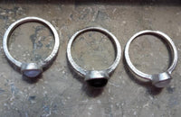 Load image into Gallery viewer, Set drei Silberringe feine Textur Steine weiß braun 925
