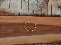 Load image into Gallery viewer, Silberring vergoldet schmal Seil Optik 1mm gold
