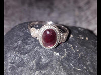 Load image into Gallery viewer, Silber Ring Granat Seile Spiralen Kreise oval rot Punkte 925
