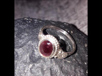 Cargar imagen en el visor de la galería, Silber Ring Rubin Seile Spiralen Kreise oval rot pink Punkte
