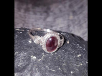 Load image into Gallery viewer, Silber Ring Granat Seile Spiralen Kreise oval rot Punkte 925
