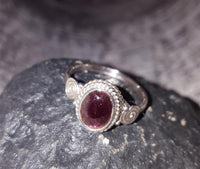 Load image into Gallery viewer, Silber Ring Granat Seile Spiralen Kreise oval rot Punkte 925
