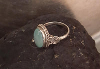 Load image into Gallery viewer, Silber Ring Chalzedon Seile Spiralen Kreise oval blau
