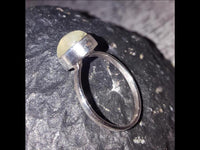 Load image into Gallery viewer, Silber Ring Prehnit 14 mm grün oval eingefasst 925

