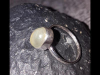 Load image into Gallery viewer, Silber Ring Prehnit 14 mm grün oval eingefasst 925
