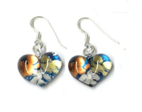 Load image into Gallery viewer, Damenohrringe, blau-gold-weiße herzförmige Glasohrringe, hergestellt aus Glas und Sterlingsilber 925, handbemalt
