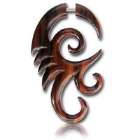 Cargar imagen en el visor de la galería, Fake Holz Piercing spiralig Zacken Narra Wood Plug nickelfrei Edelstahl Ohrstecker Organic Tribal
