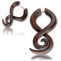 Cargar imagen en el visor de la galería, Fake Holz Piercing acht überlappend spiralig Narra Wood Plug nickelfrei Edelstahl Ohrstecker Organic
