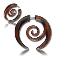 Cargar imagen en el visor de la galería, Fake Holz Piercing Tribal Kralle Spirale Narra Wood nickelfrei Edelstahl Ohrstecker Organic
