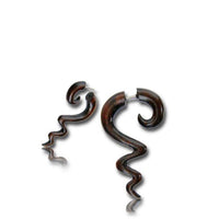 Cargar imagen en el visor de la galería, Fake Holz Piercing Thai Spirale wellig mini Narra Wood nickelfrei Edelstahl Ohrstecker Organic
