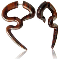 Load image into Gallery viewer, Fake Piercing Sono Holz Bogen stark gewunden 45 mm Plug Ohrstecker braun gemasert
