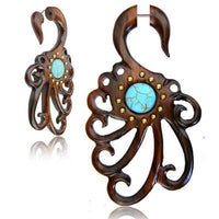 Load image into Gallery viewer, Fake Narra Holz Piercing Wellen Muster mit Türkis Edelstein und goldenen Brass Kugeln
