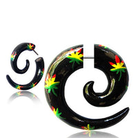 Cargar imagen en el visor de la galería, Fake Piercing Holz handbemalt Hanf rot gelb grün schwarz Edelstahl Organic Tribal Holz
