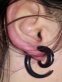 Load image into Gallery viewer, Tribal Fake Piercing braun Spirale weiß vorn Kristalle handgeschnitzt Sonoholz Edelstahl 1 mm
