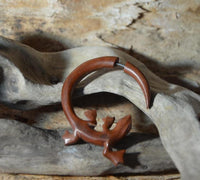 Load image into Gallery viewer, Fake Piercing Edelstahl Rosenholz Holz Gecko Eidechse
