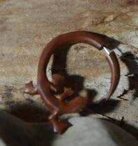 Load image into Gallery viewer, Fake Piercing Edelstahl Rosenholz Holz Gecko Eidechse
