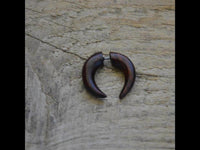 Load image into Gallery viewer, Fake Piercing Holz Doppel Kralle Spike braun Edelstahl Ohrring
