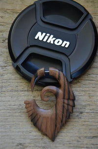 Load image into Gallery viewer, Fake Piercing Edelstahl Arang Holz braun Flügelspirale
