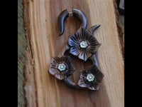 Load image into Gallery viewer, Fake Piercing Edelstahl Holz braun Brass Blümchen
