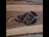 Cargar imagen en el visor de la galería, Fake Piercing Edelstahl Holz braun Spiralen Brass Spitze
