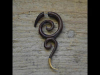 Cargar imagen en el visor de la galería, Fake Piercing Edelstahl Holz braun Spiralen Brass Spitze
