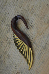 Load image into Gallery viewer, Fake Piercing Ohrring Narraholz Edelstahl Brass Schwan
