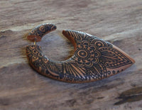 Load image into Gallery viewer, Fake Piercing Ohrring Holz Tropfen braun Mandala Blume
