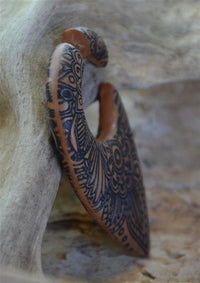 Load image into Gallery viewer, Fake Piercing Ohrring Holz Tropfen braun Mandala Blume
