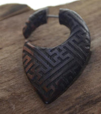 Load image into Gallery viewer, Fake Piercing Ohrring Holz Tropfen dunkel Sayagata
