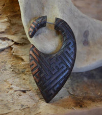 Load image into Gallery viewer, Fake Piercing Ohrring Holz Tropfen dunkel Sayagata
