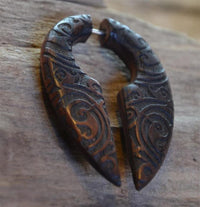 Load image into Gallery viewer, Fake Piercing Ohrring Holz Tropfen dunkel Bali Batik
